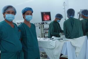 TRUNG TÂM Y TẾ TRÀ CÚ PHẪU THUẬT THÀNH CÔNG CẮT RUỘT THỪA NỘI SOI