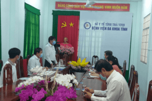 Ngân hàng Agribank chi nhánh tỉnh Trà Vinh  trao quà hỗ trợ Bệnh viện Đa khoa tỉnh Trà Vinh phòng, chống dịch Covid-19