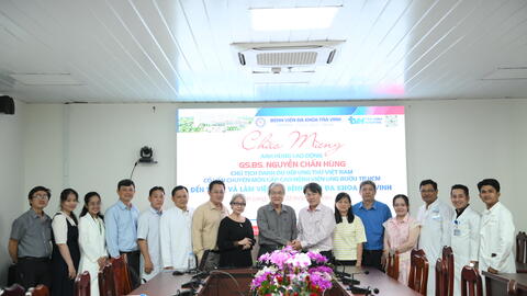 GIỮ LỬA NGHỀ Y TỪ NHỮNG ĐIỀU GIẢN DỊ: GIÁO SƯ NGUYỄN CHẤN HÙNG THĂM BỆNH VIỆN ĐA KHOA TRÀ VINH