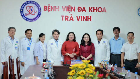 THƯỜNG TRỰC TỈNH ỦY, SỞ Y TẾ THĂM VÀ CHÚC TẾT BỆNH VIỆN ĐA KHOA TRÀ VINH